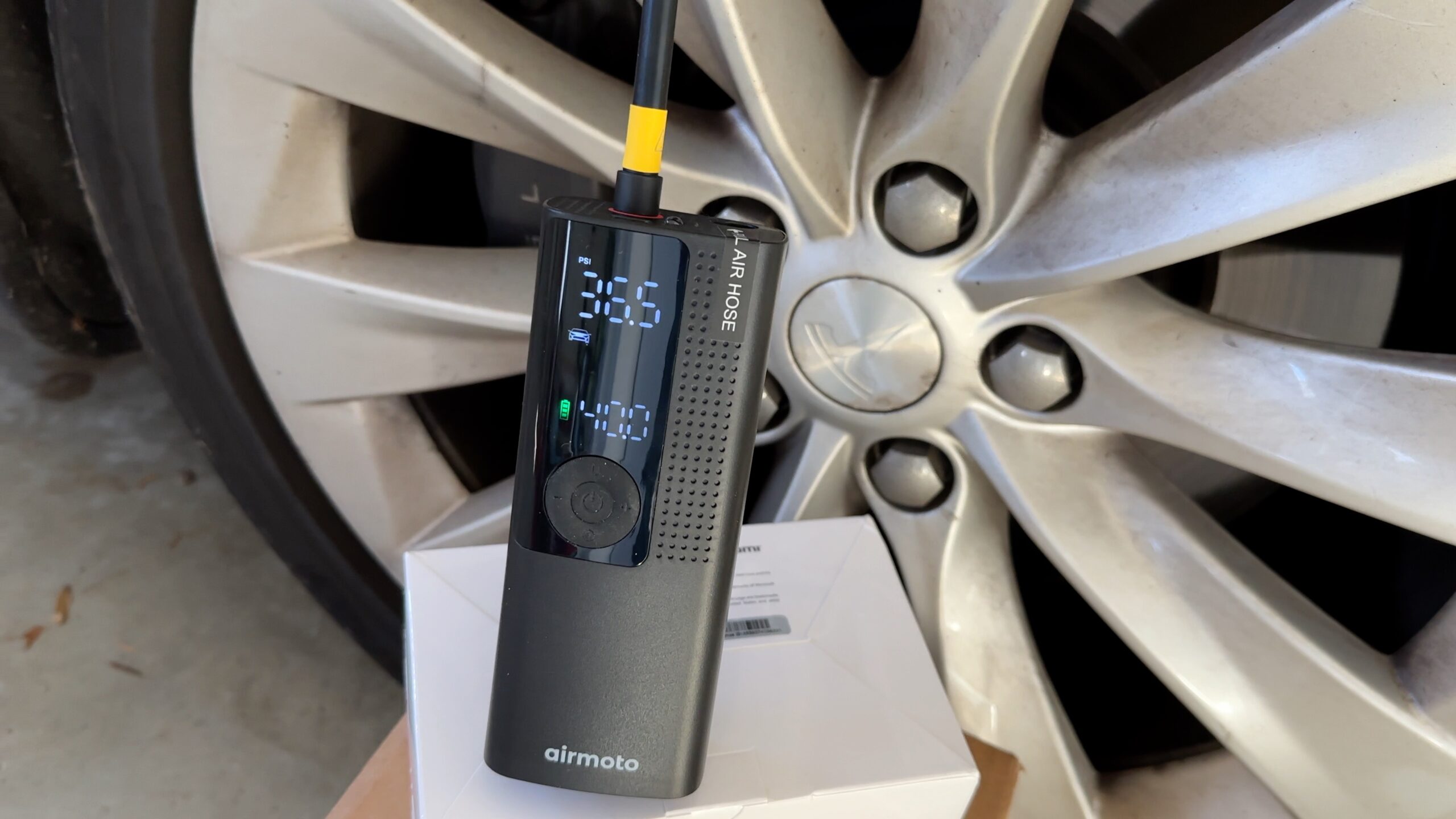 Kompakte, wiederaufladbare Luftpumpe mit Display – Symbolbild